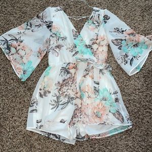 Bailey blue White Floral Romper. Size: Medium